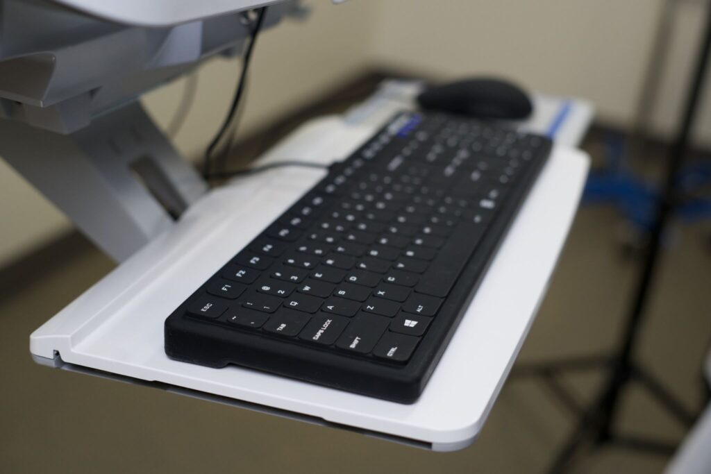 Seal Silk Pro low profile keyboard on a WOW cart